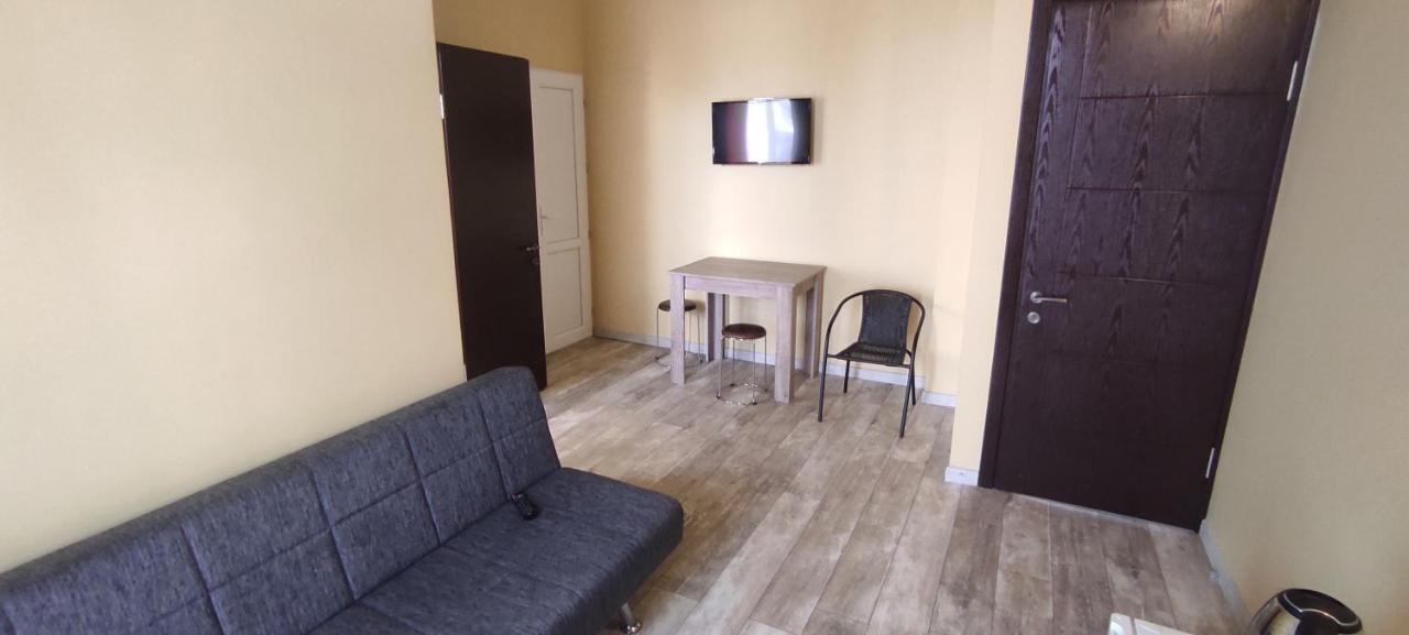 Femily Hotel In Batumi Mareti Str 2 Buitenkant foto
