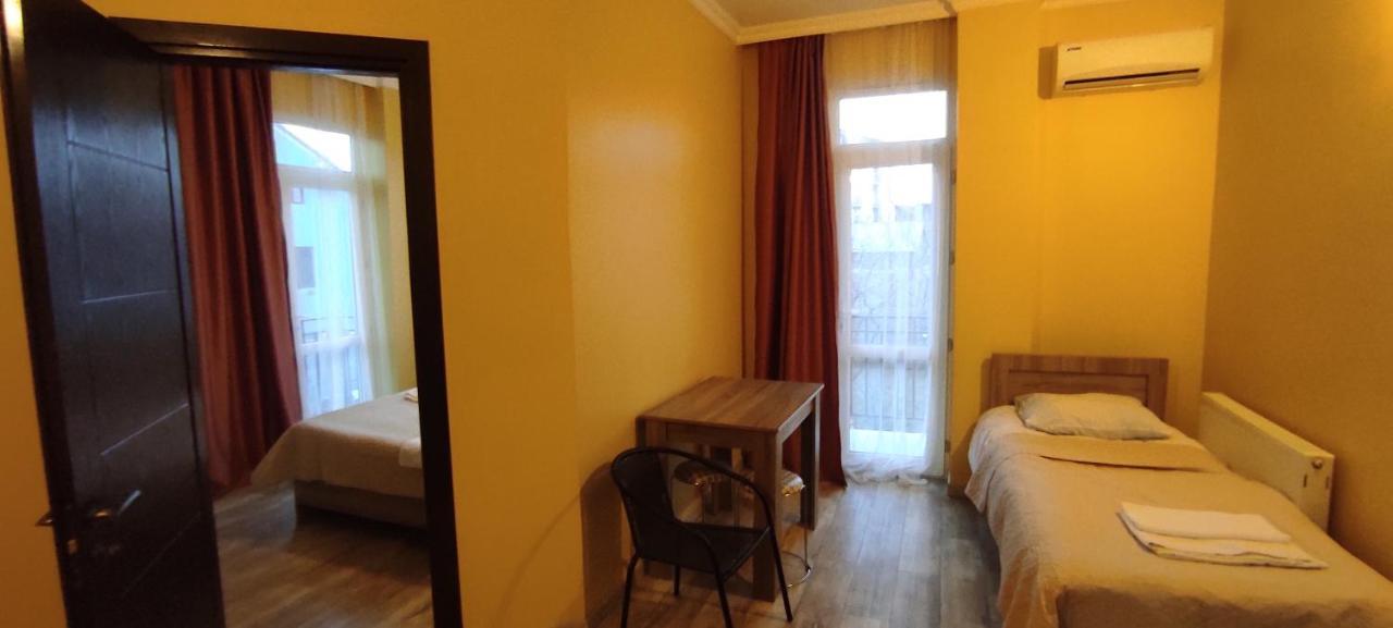 Femily Hotel In Batumi Mareti Str 2 Buitenkant foto