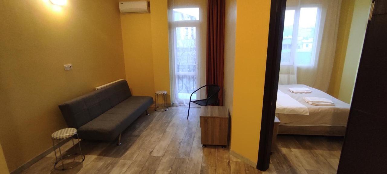 Femily Hotel In Batumi Mareti Str 2 Buitenkant foto
