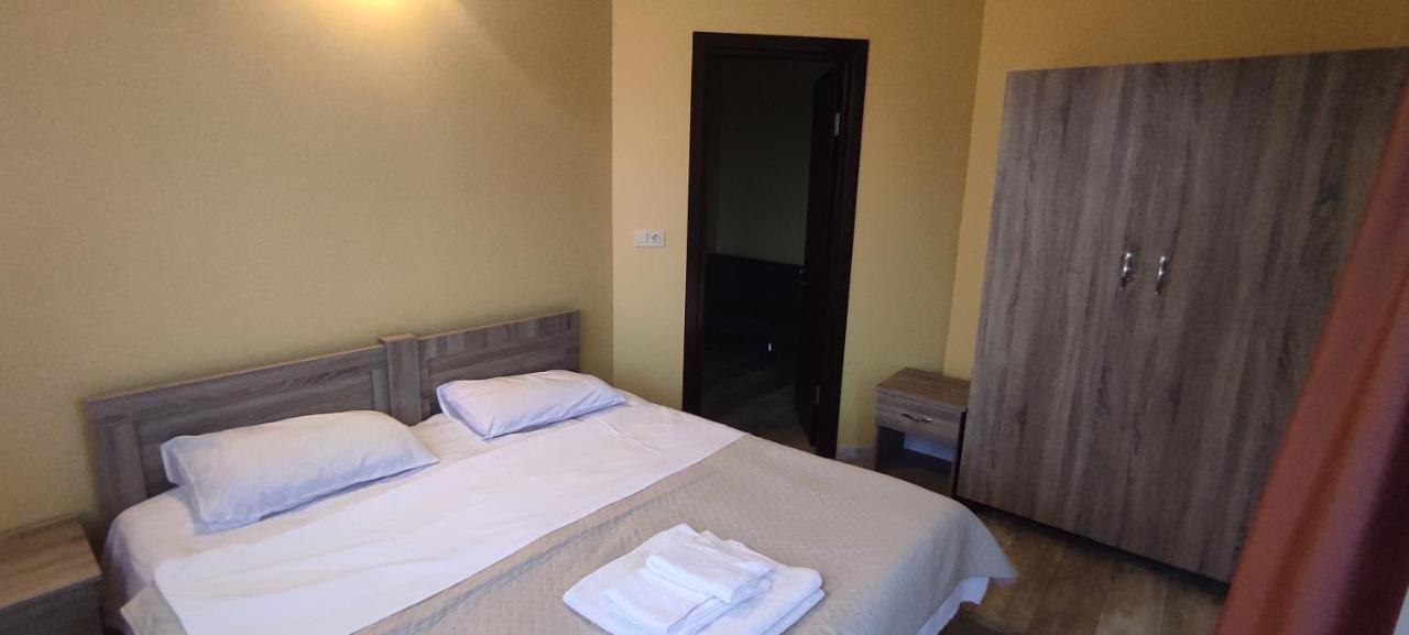 Femily Hotel In Batumi Mareti Str 2 Buitenkant foto