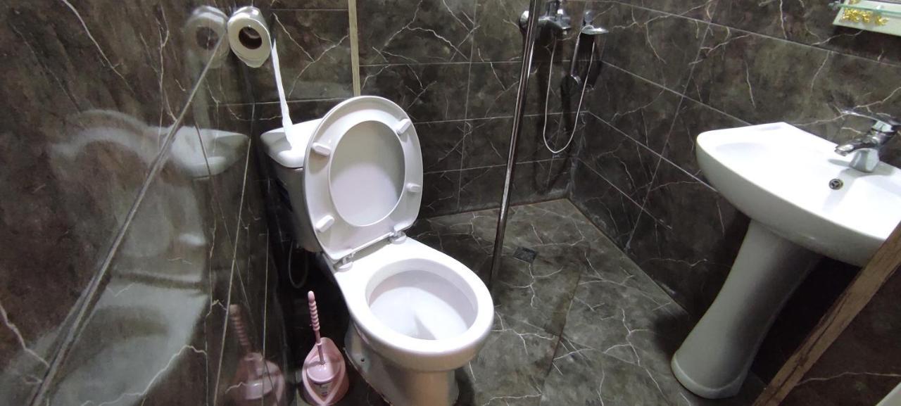 Femily Hotel In Batumi Mareti Str 2 Buitenkant foto