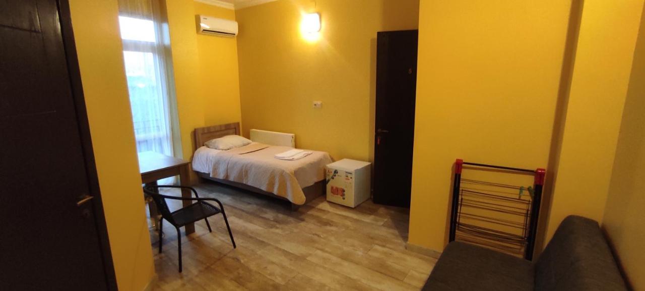 Femily Hotel In Batumi Mareti Str 2 Buitenkant foto