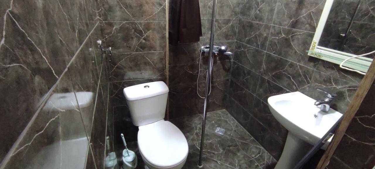 Femily Hotel In Batumi Mareti Str 2 Buitenkant foto