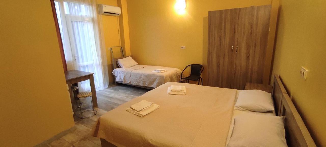 Femily Hotel In Batumi Mareti Str 2 Buitenkant foto