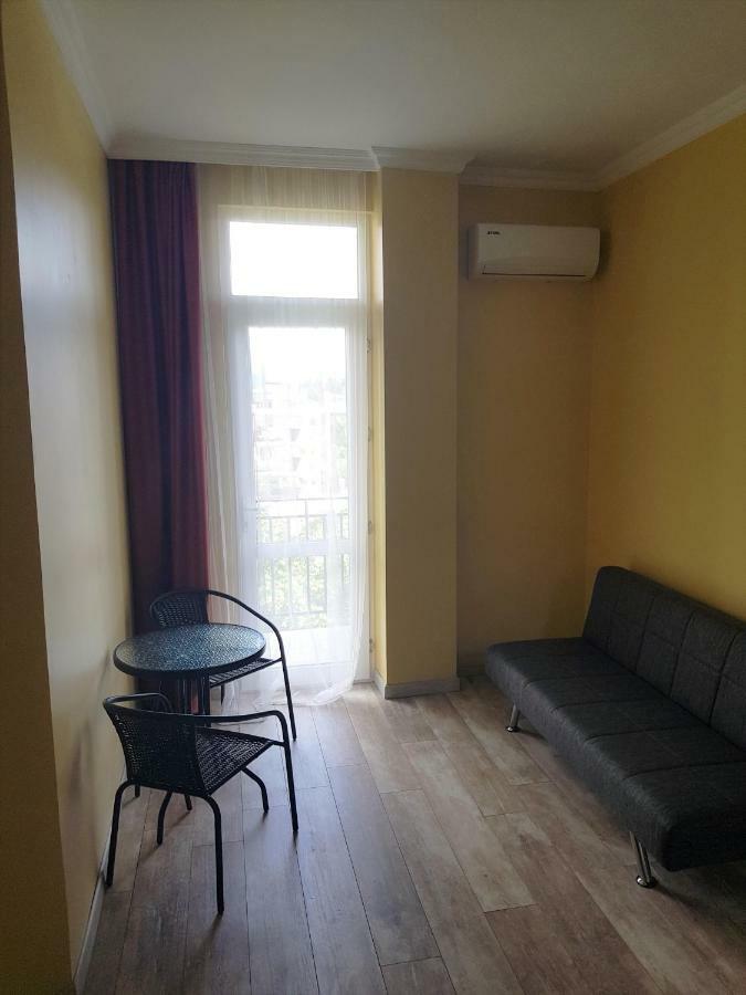 Femily Hotel In Batumi Mareti Str 2 Buitenkant foto
