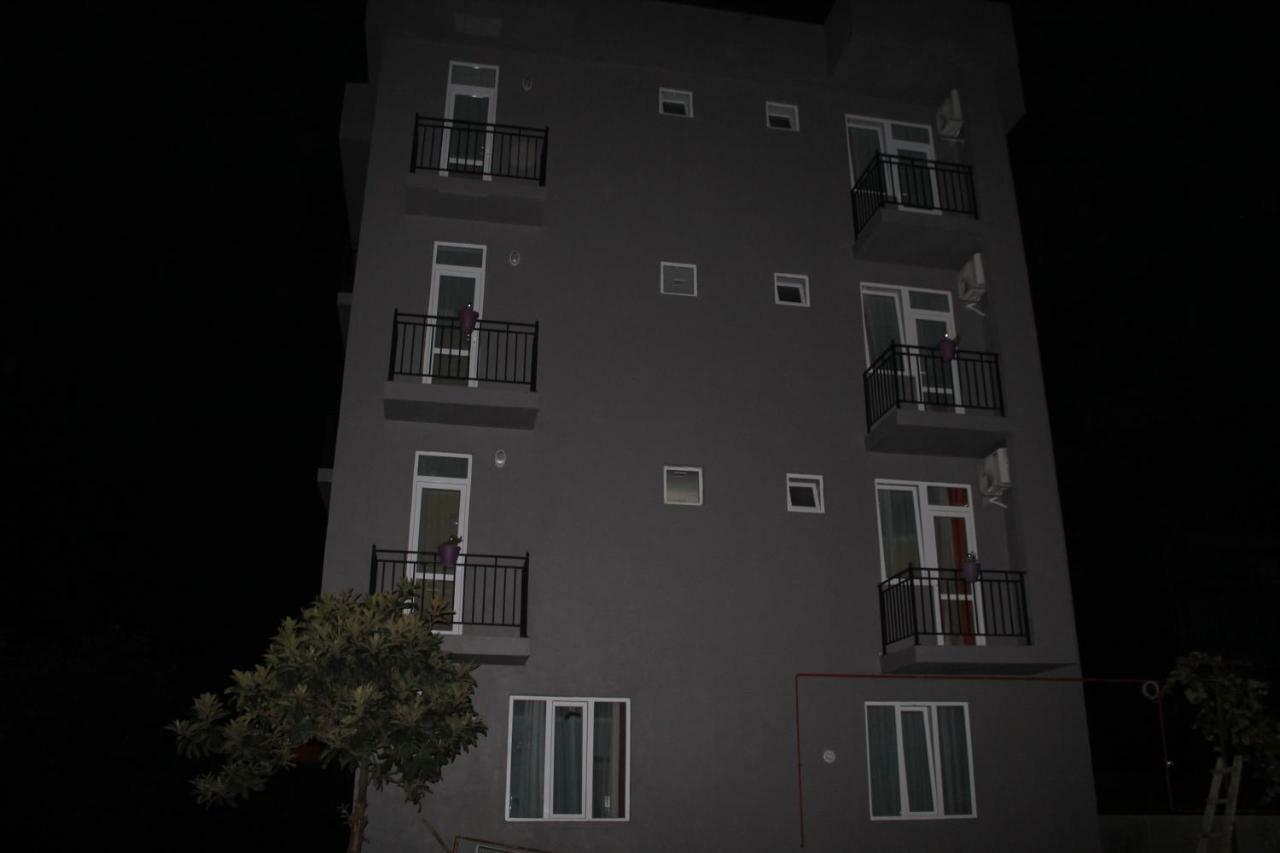Femily Hotel In Batumi Mareti Str 2 Buitenkant foto