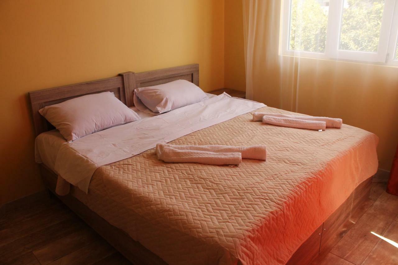 Femily Hotel In Batumi Mareti Str 2 Buitenkant foto