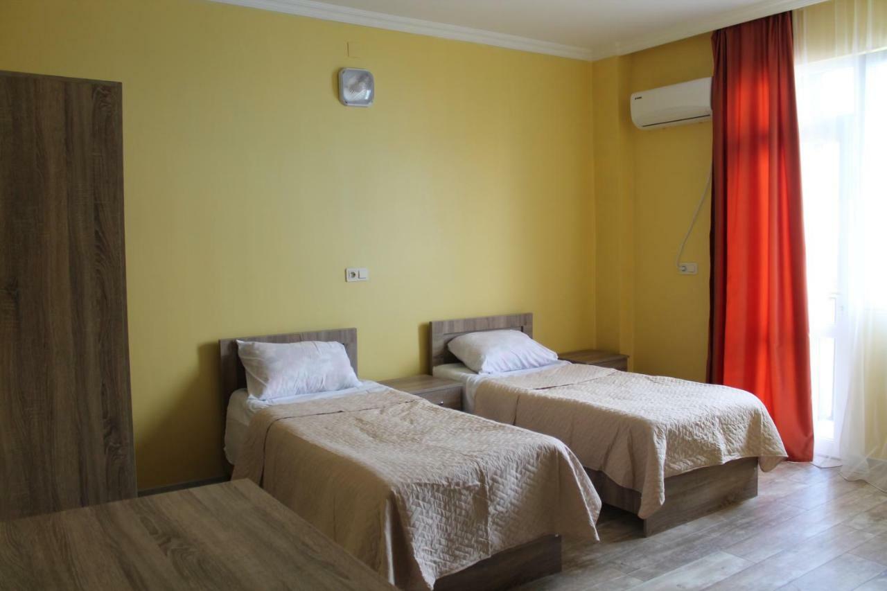 Femily Hotel In Batumi Mareti Str 2 Buitenkant foto