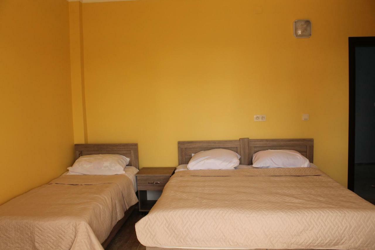 Femily Hotel In Batumi Mareti Str 2 Buitenkant foto