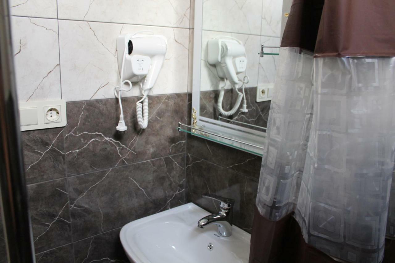 Femily Hotel In Batumi Mareti Str 2 Buitenkant foto